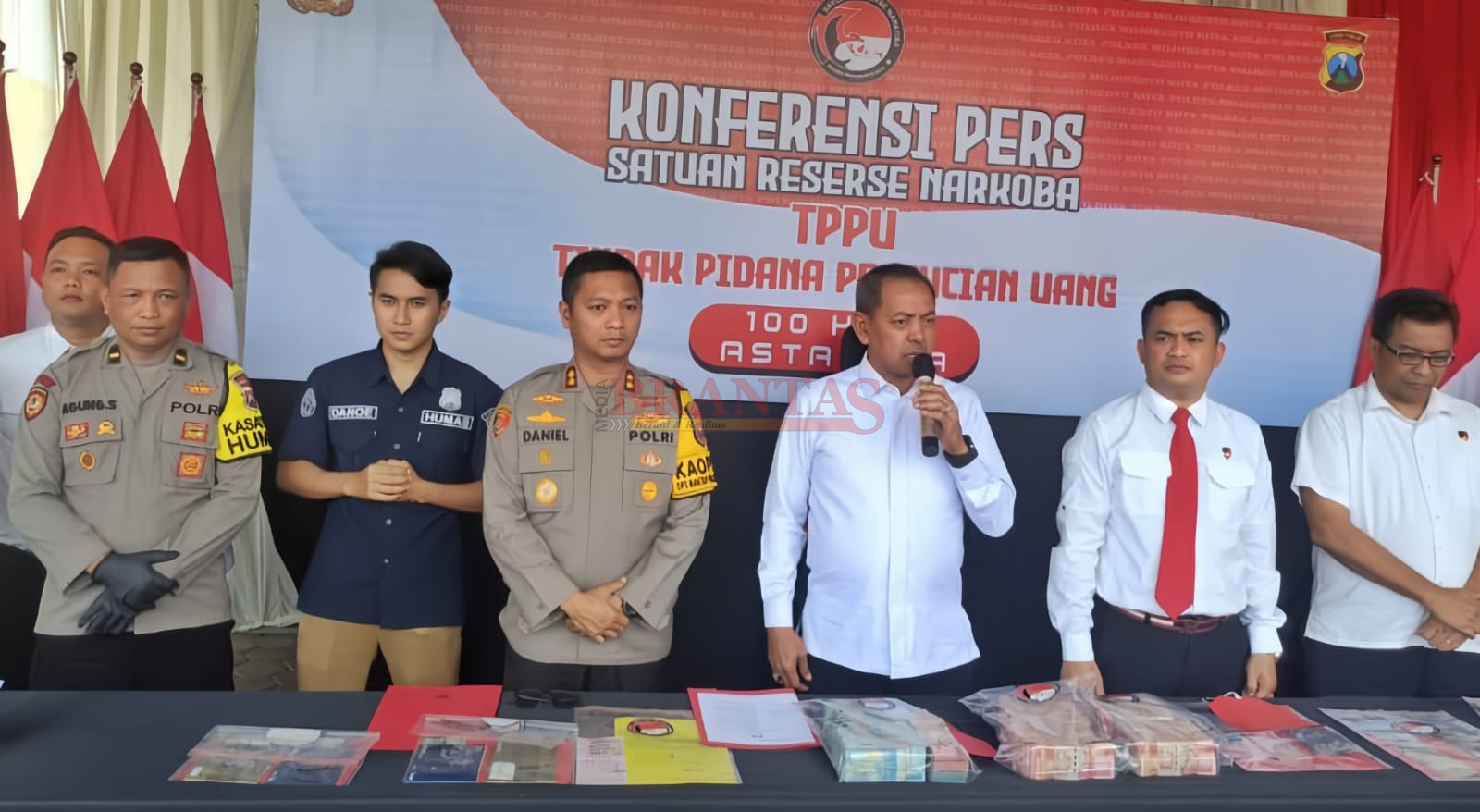 Ditnarkoba Polda Jatim Kombes Pol Robert Da Costa didampingi Kapolres Mojokerto Kota , AKBP Daniel S Marunduri dan Kasat Narkoba Polres Mojokerto Kota Iptu Suparlan saat konferensi pers