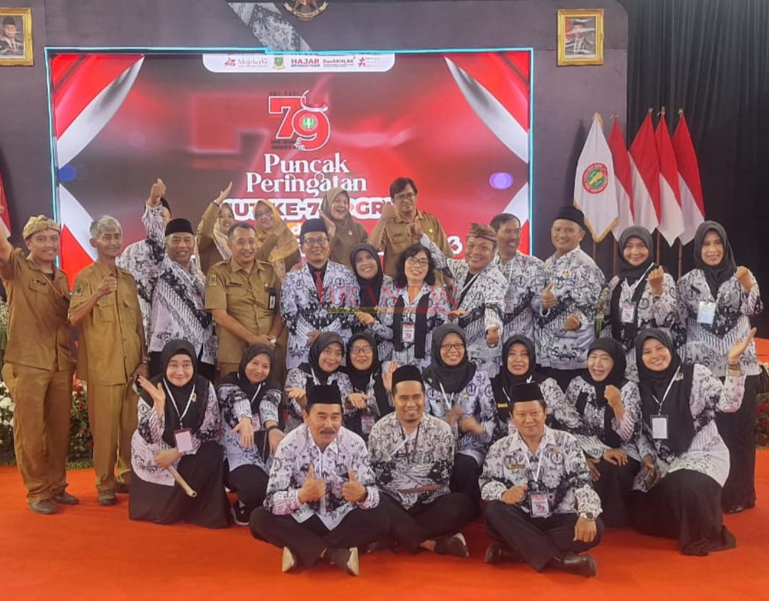 Ketua PGRI Kota Mojokerto Mulib, S.Pd, M.Pd, photo bersama dengan para Panitia Gebyar Puncak Peringatan HUT ke - 79 dan HGN 2024