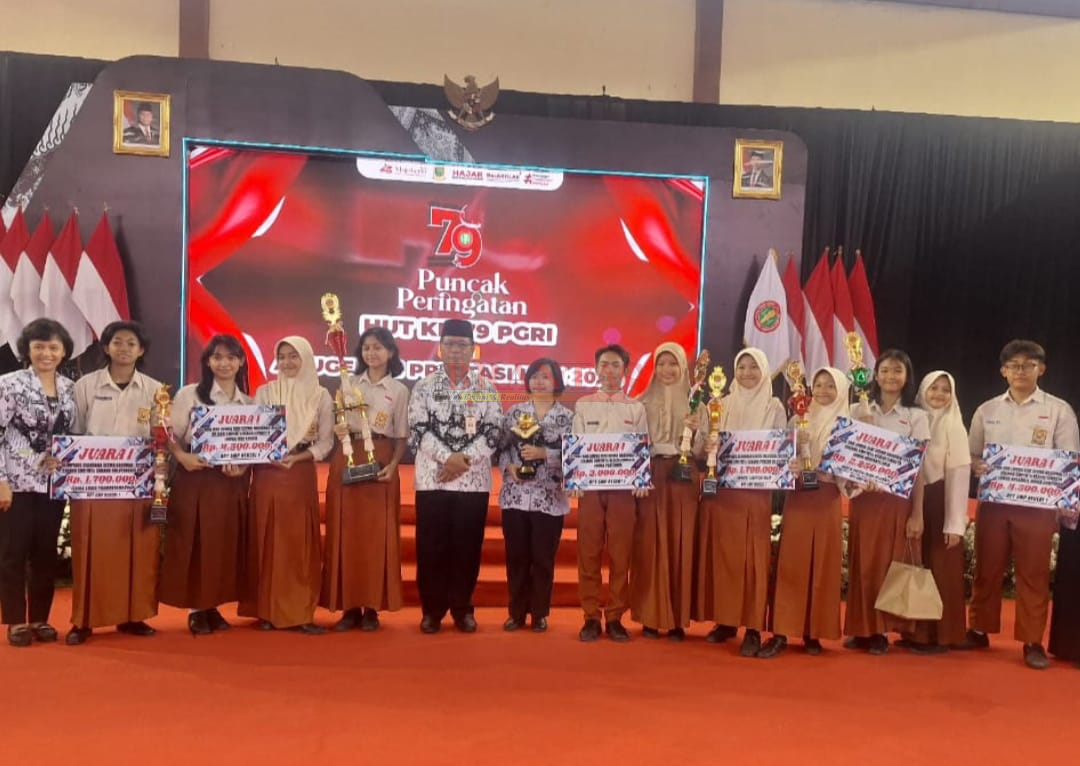 Kadis Pendidikan & Kebudayaan Kota Mojokerto Ruby Hartoyo, S.Sos, MM photo bersama dengan Siswa yang berprestasi