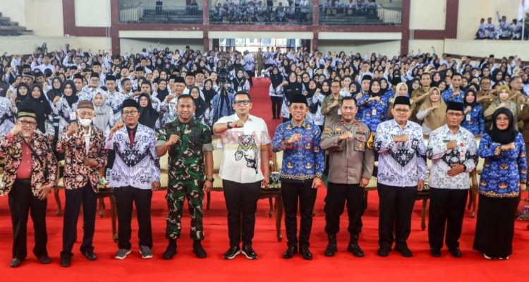 Pj. Walikota Mojokerto Moch. Ali Kuncoro SSTP, M. Si, bersama Forkompinda didampingi Kadis Pendidikan & Kebudayaan Ruby Hartoyo, S.Sos. MM dan Ketua PGRI Mulib, S.Pd, M.Pd