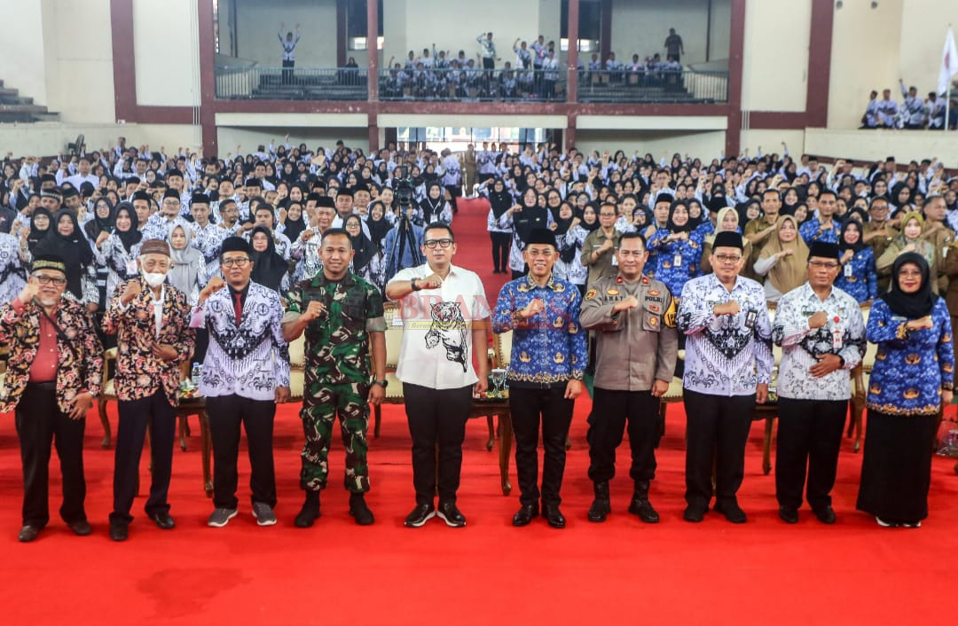 Pj. Walikota Mojokerto Moch. Ali Kuncoro SSTP, M. Si, bersama Forkompinda didampingi Kadis Pendidikan & Kebudayaan Ruby Hartoyo, S.Sos. MM dan Ketua PGRI Mulib, S.Pd, M.Pd