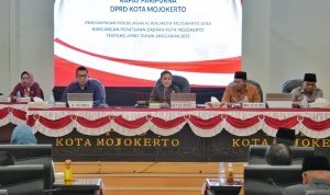 Pj. Walikota Mojokerto Moch. Ali Kuncoro SSTP Didampingi Ketua DPRD Ery Purwanti dan Wakil Ketua DPRD Hadi Prayitno dan Erie Hernowo saat mengikuti Rapat Paripurna