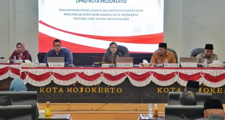 Pj. Walikota Mojokerto Moch. Ali Kuncoro SSTP Didampingi Ketua DPRD Ery Purwanti dan Wakil Ketua DPRD Hadi Prayitno dan Erie Hernowo saat mengikuti Rapat Paripurna