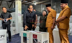 Pj. Walikota Mojokerto Moch. Ali Kuncoro menunjuk kotak Suara didampingi Ketua DPRD Ery Purwanti dan Wakil Ketua Hadi Prayitno dan Arie Hernowo