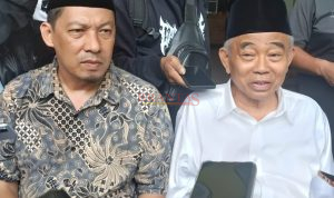 Ketua Tim Pemenangan Gus Barra - dr. Rizal ( MUBAROK ) H. Suwandy Firdaus mendampingi Prof. Dr. KH Asep Syaifuddin Chalim saat jumpa pers