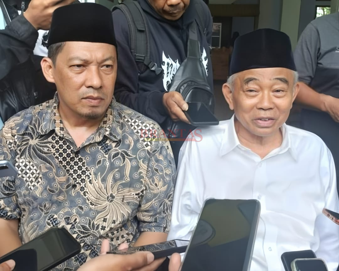 Ketua Tim Pemenangan Gus Barra - dr. Rizal ( MUBAROK ) H. Suwandy Firdaus mendampingi Prof. Dr. KH Asep Syaifuddin Chalim saat jumpa pers