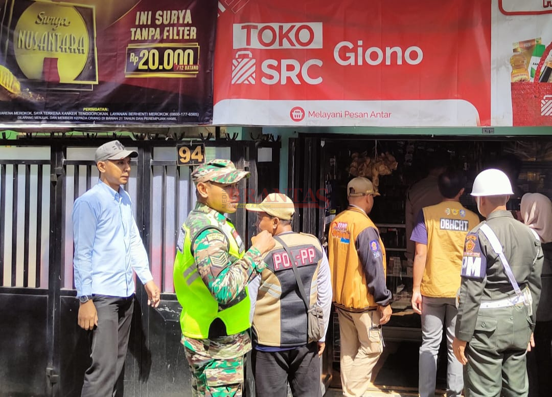 Satpol PP Kota Mojokerto bersama Tim gabungan saat melakukan Operasi Brantas Rokok Ilegal di Toko Giono Kelurahan Pulorejo