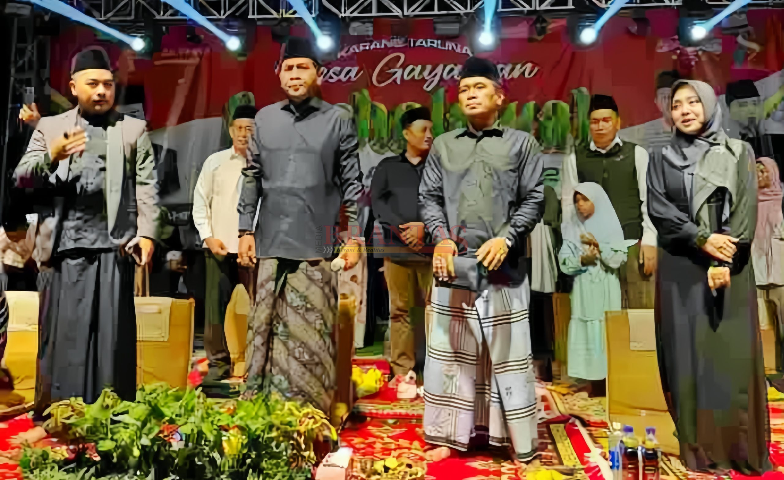 Anggota DPRD Kabupaten Mojokerto Fraksi PKB Akhmad Luthfy Ramadhani, M.Pd,  bersama KH. Anwar Zahid, dan Anggota Dewan Gus Supriyanto, SH, Mendampingi Calon Bupati Mojokerto dr Ikfina Fahmawati