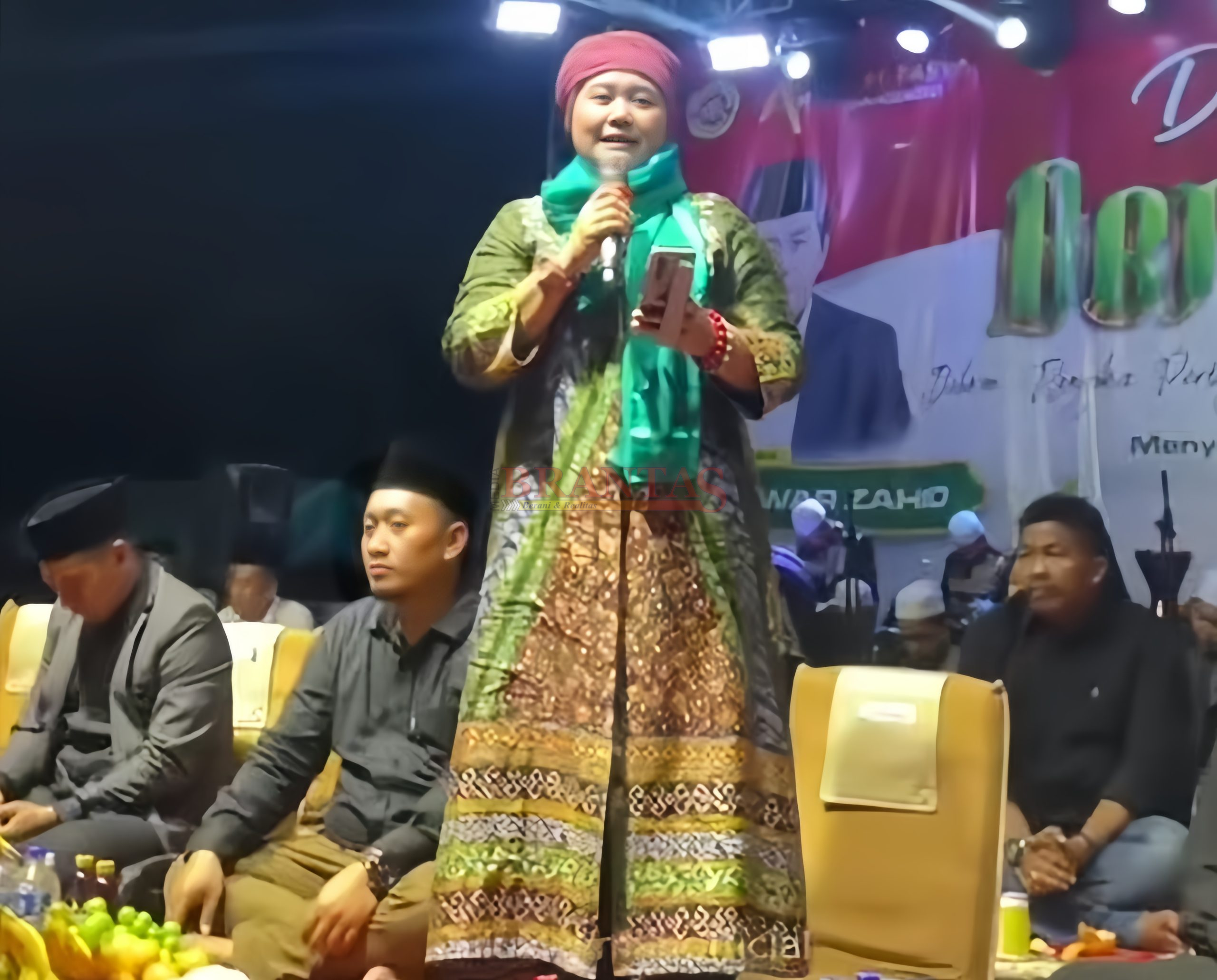 Calon Gubernur Jatim Nomor urut 1 Hj . Luluk Nor Hamidah ( Mbak Luluk ) saat sambutan didampingi Ketua Fraksi PKB DPRD Kabupaten Mojokerto Gus Abdul Hakim, SH I, MH. 