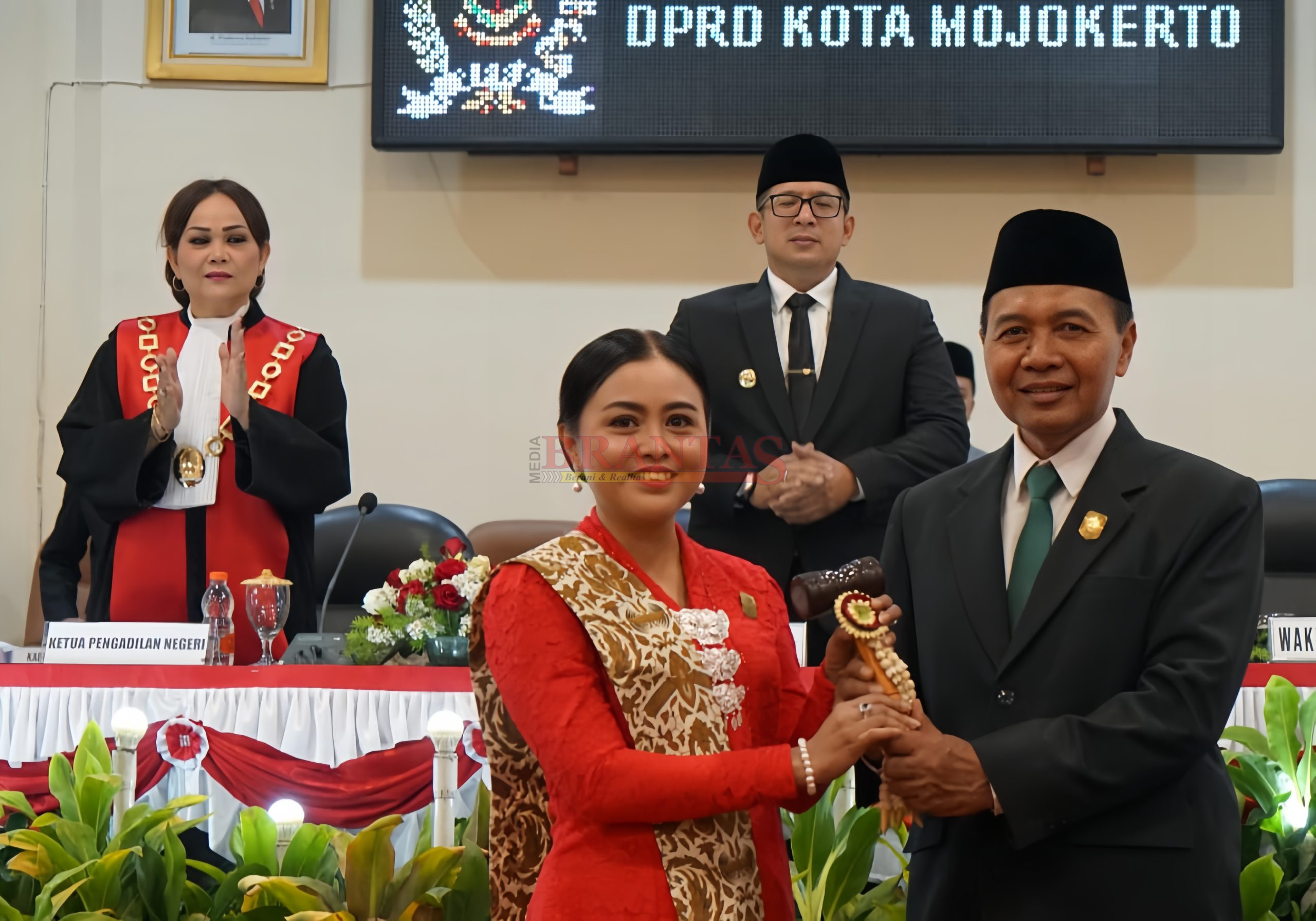 Ibu Ery Purwanti menerima lencana Jabatan Sebagai Ketua DPRD Kota Mojokerto periode 2024 - 2029 dari Wakil Ketua Hadi Prayitno Disaksikan Pj. Walikota