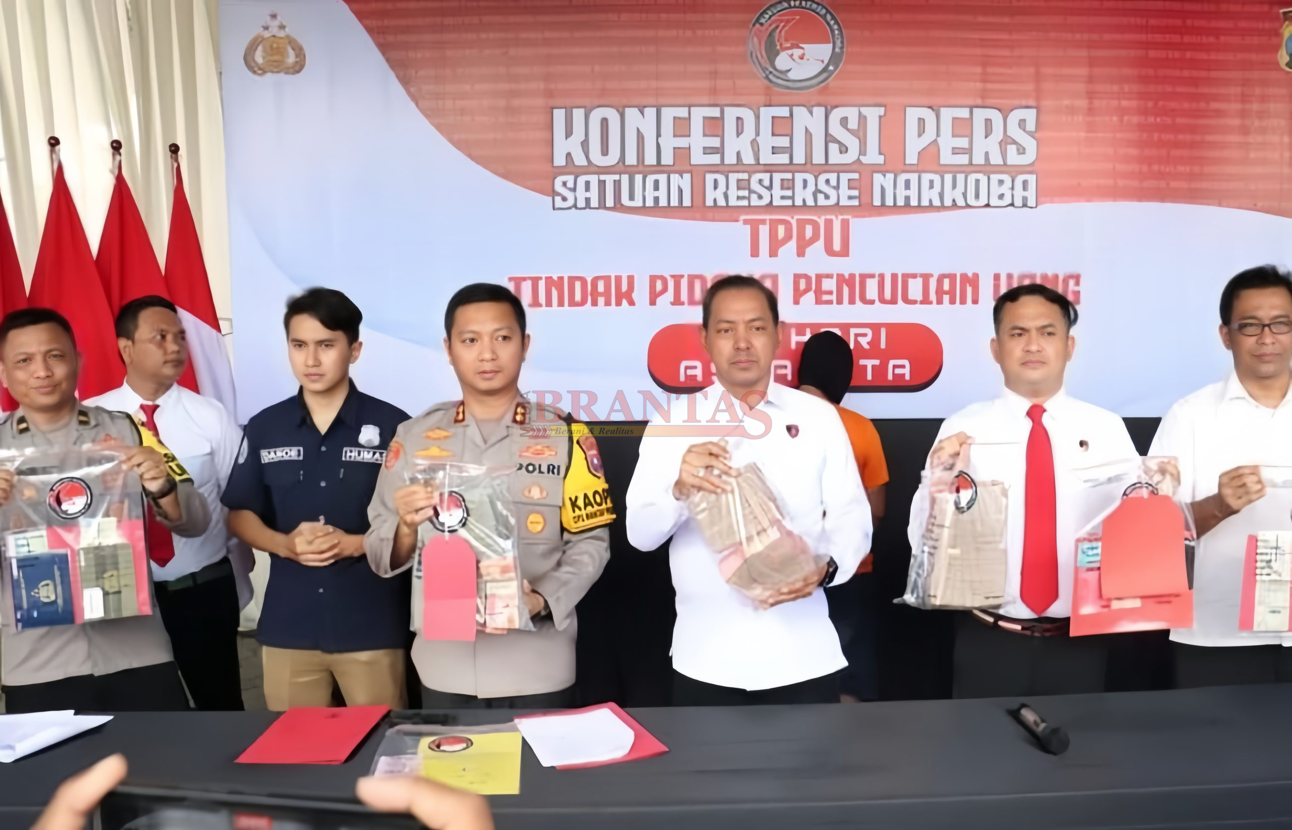 Ditnarkoba Polda Jatim Kombes Pol Robert Da Costa didampingi Kapolres Mojokerto Kota , AKBP Daniel S Marunduri dan Kasat Narkoba Polres Mojokerto Kota Iptu Suparlan saat menunjukkan BB