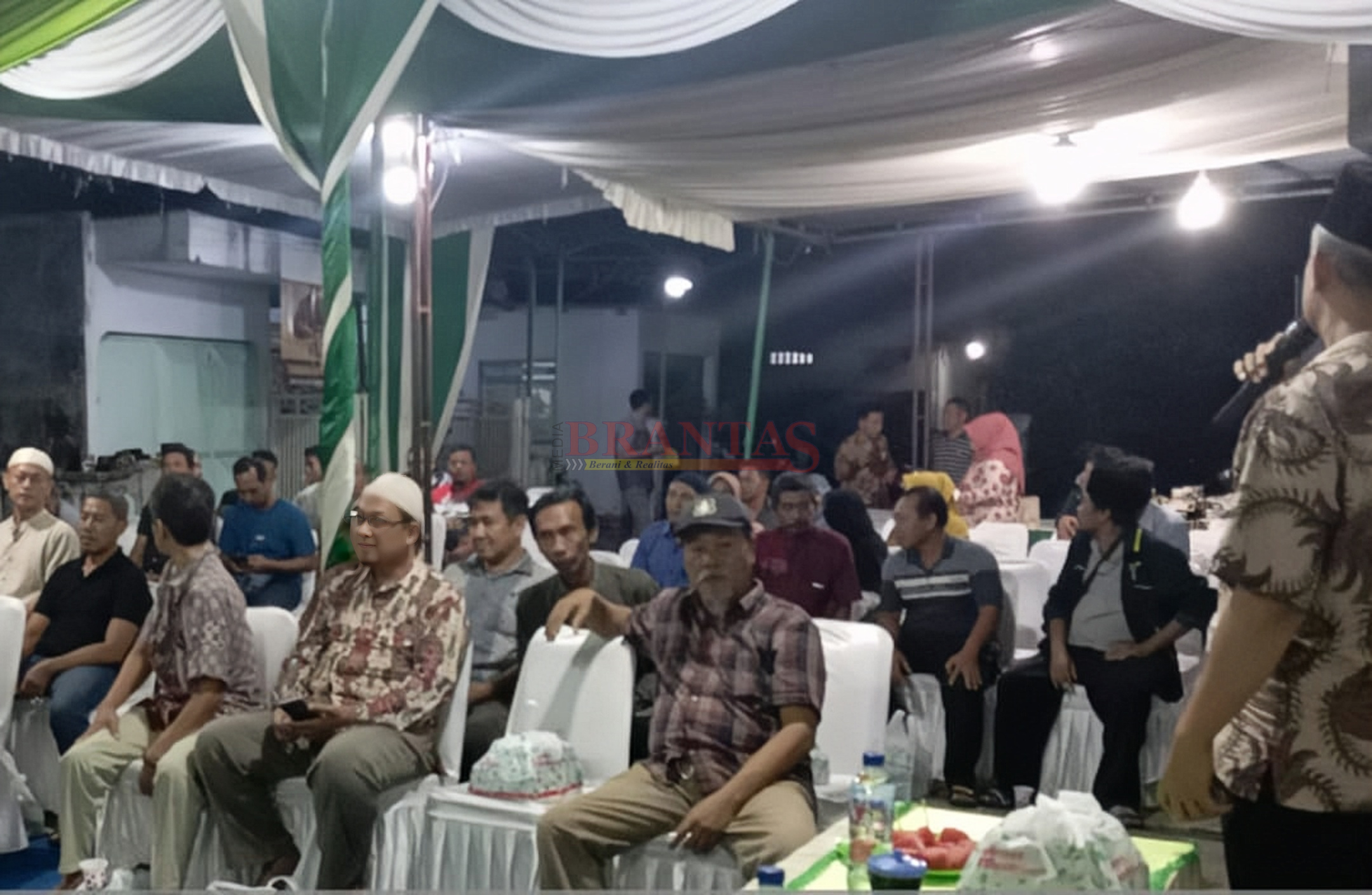 Salah satu warga mengajukan usulan kepada Anggota DPRD Kota Mojokerto H. Wahju Nur Hidayat SH MH saat RESES Tahap I