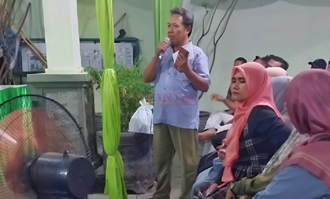Salah satu warga mengajukan usulan saat Anggota DPRD Kota Mojokerto Dra. Hj. Enny Rahmawati mengelar RESES Tahap I