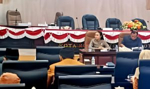 Ketua DPRD Kota Mojokerto Ery Purwanti didampingi Ketua Bapemperda DPRD Kota Mojokerto, Deny Novianto ST saat memimpin Rapat Sinkronisasi dan Harmonisasi Tiga Raperda Inisiatif di Ruang utama Gedung DPRD Kota Mojokerto..