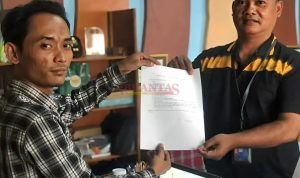 Wartawan Senior Harian Bangsa Rahmat Syaiful Aris yang dikenal dekat dengan Bupati terpilih Gus Barra saat mendaftar sebagai Ketua PWI Mojokerto - Raya