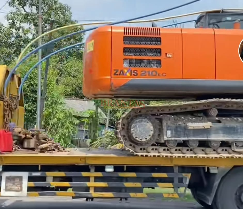 Dua Alat Berat berupa Excavator Milik Dinas PUPR Kabupaten Mojokerto langsung didatangkan untuk mengatasi jembatan Kedunggempol yang putus