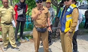 Kepala Dinas PUPR Kabupaten Mojokerto Ir. Rinaldi Rizal Sabirin MT. MBA, Didampingi Kabid Bina Marga Henry Surya ST MT saat berada di lokasi putusnya jembatan Kedunggempol Untuk berkordinasi