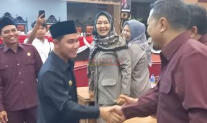 Wakil Ketua DPRD Kabupaten Mojokerto Abah Amin Ngabar mendampingi Gus Barra saat memasuki Ruang Rapat Paripurna Disaksikan Ibu Anggota Dewan F- PDI -Perjuangan Debra Septia