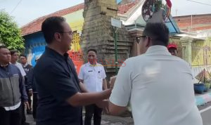 PJ Walikota Mojokerto didampingi Ali Kuncoro didampingi Kadis PUPR PERAKIM Kota Mojokerto Muraji saat Lakukan Sidak Pencegahan Banjir Balongrawe