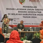 Bupati Mojokerto dr Ikfina saat membuka acara Seminar Peningkatan Mutu Pelayanan Kesehatan Kepada Masyarakat