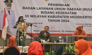 Bupati Mojokerto dr Ikfina saat membuka acara Seminar Peningkatan Mutu Pelayanan Kesehatan Kepada Masyarakat