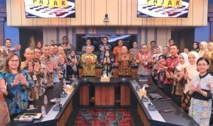 Bupati Mojokerto dr Ikfina Fatmawati didampingi Sekdakab Drs. Teguh Gunarko dan Kepala Bapenda Drs. Ardi Sepdianto photo bersama para Juara Lomba Championship ETPD Antar Perangkat Daerah