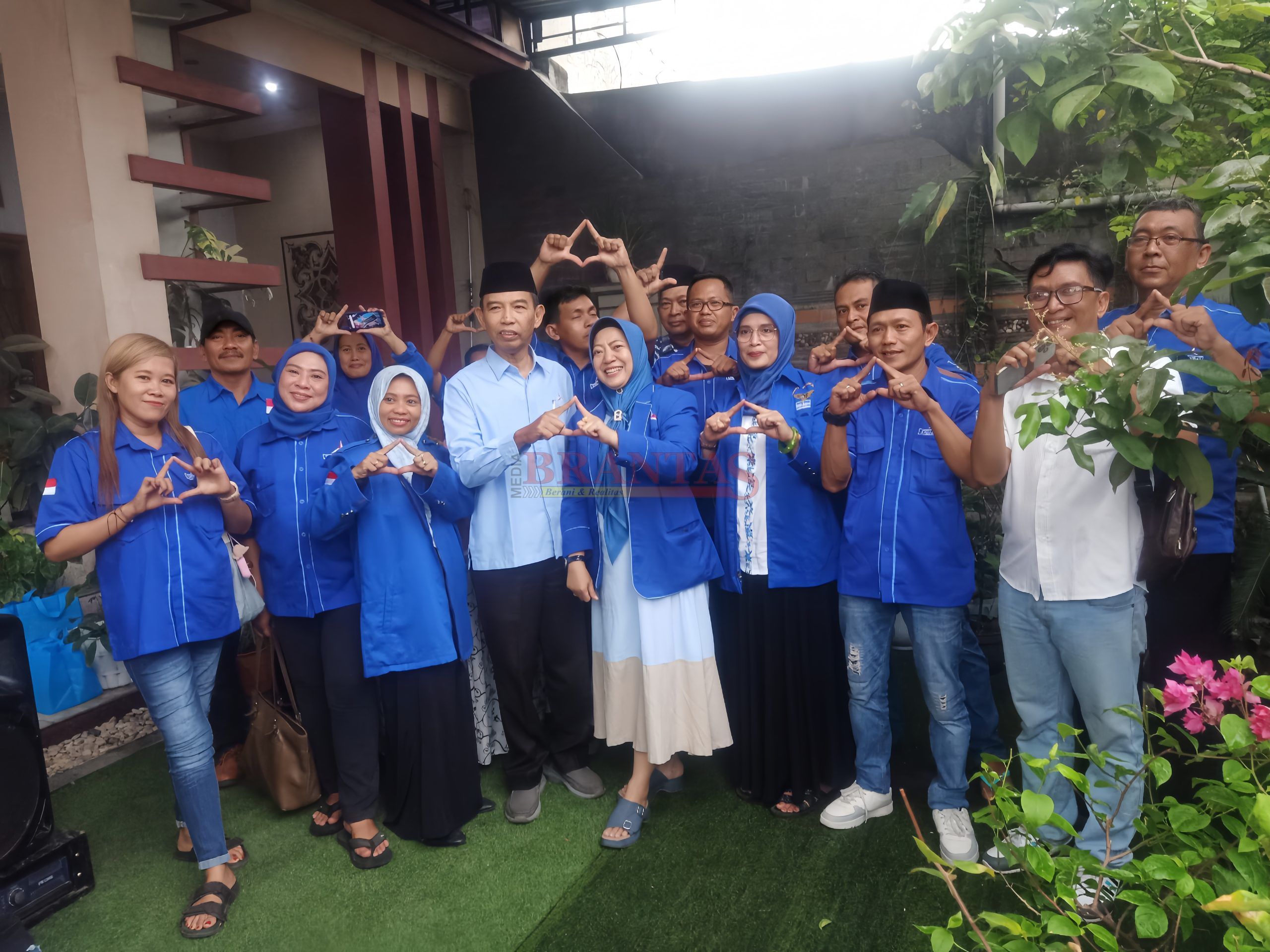 Anggota DPRD Kota Mojokerto H. Udji Pramono, SIP, M.Si, photo bersama para Kader Partai Demokrat