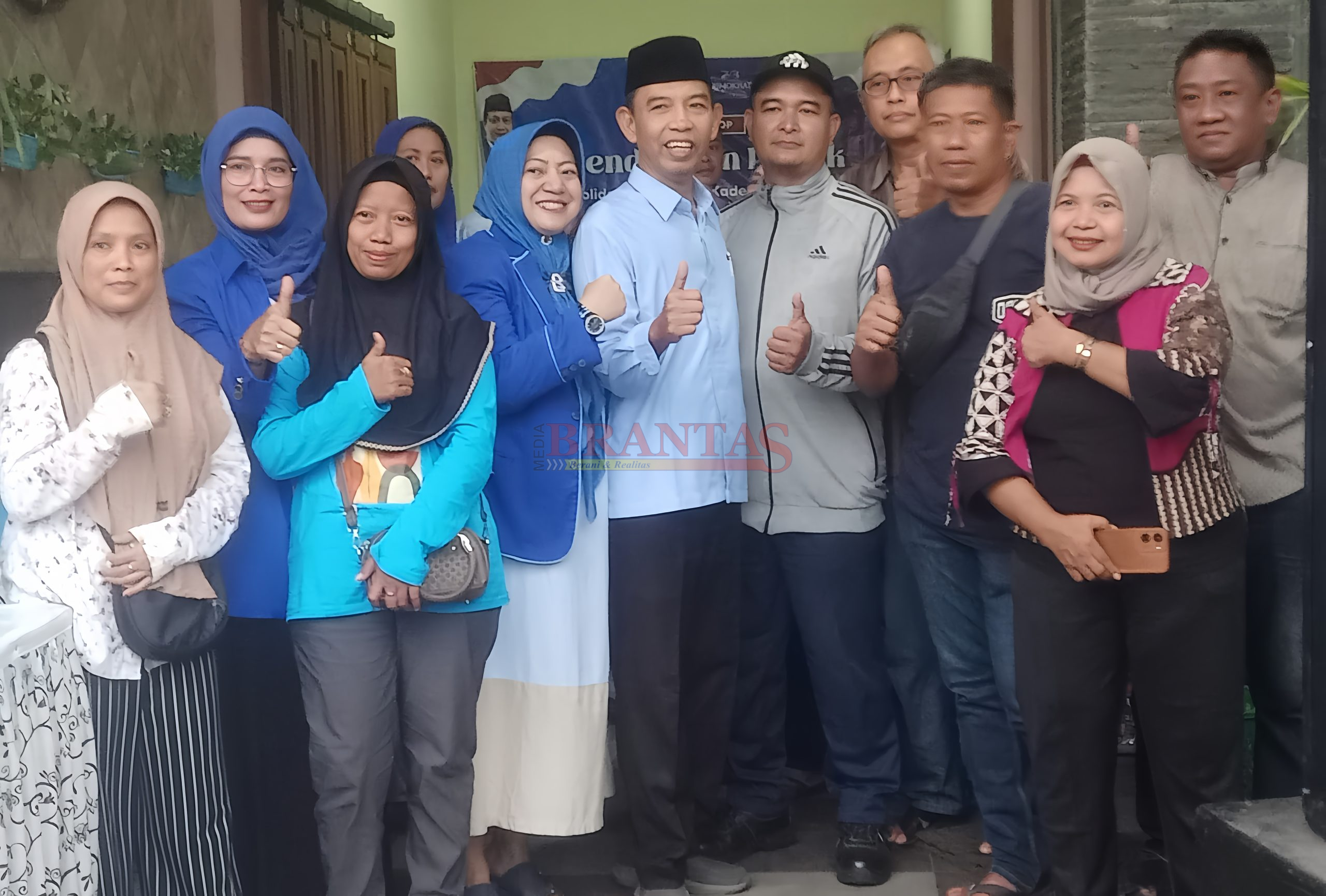 Anggota DPRD Kota Mojokerto H. Udji Pramono, SIP, M.Si, Didampingi Istrinya photo bersama para peserta RESES