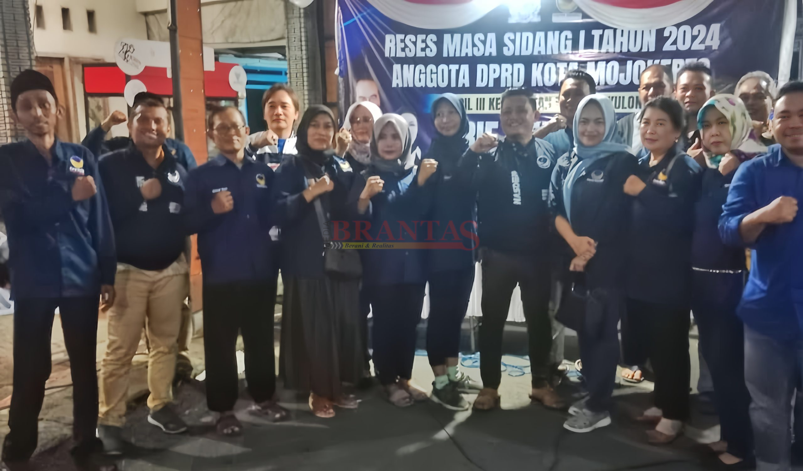 Anggota DPRD Kota Mojokerto Arei Hernowo photo bersama dengan para pengurus DPD Nasdem Kota Mojokerto