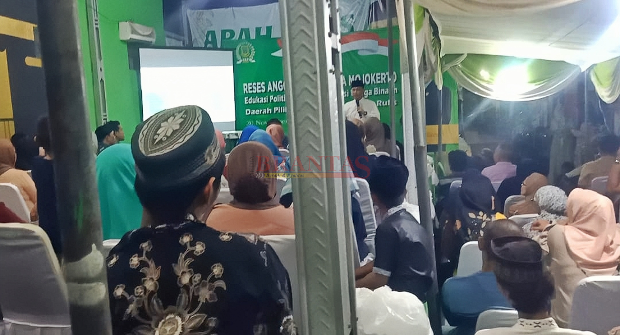 Ratusan Masyarakat dengan serius mendengarkan Sosialisasi 3 Fungsi Tugas DPRD oleh Anggota DPRD Kota Mojokerto Mayor Inf ( Purn ) H. Rufis Bahrudin saat RESES