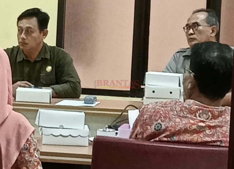 Anggota Komisi II DPRD Kabupaten Mojokerto Heri Suyatnoko SE dan H. Bambang Widjanarko SE MM saat Hearing/ Rapat dengan DKPP Bahas Ketahanan pangan
