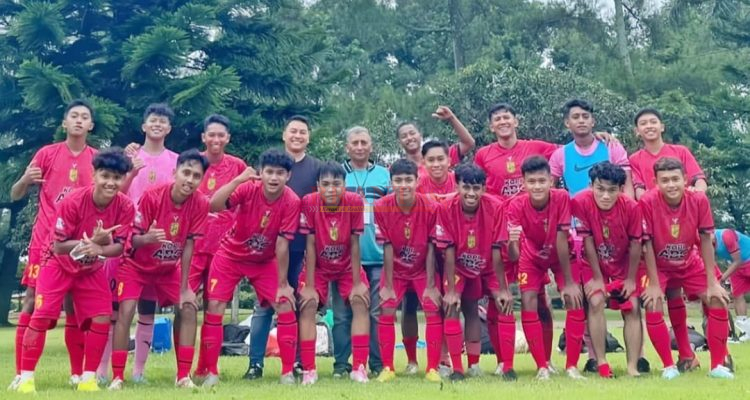 Kesebelasan AC MAJAPAHIT Mojokerto photo bersama Ceo Managernya Akhmad Luthfy Ramadhani dan Pelatihnya Suwandi yang berlaga di Liga 4 Asprov Jatim Indonesia yang lolos di Fase group O