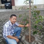 Anggota DPRD Kabupaten Mojokerto dari Fraksi PKS Arif Afifuddin SE memegang pohon Durian yang ditanamnya di Halaman Parkir Gedung Dewan