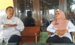 Kepala Desa Kwatu H. Chosim, SH bersama Kepala Sekolah SD Negeri Kwatu Ibu Sisniawati, S.Pd, saat memberikan keterangan kepada wartawan