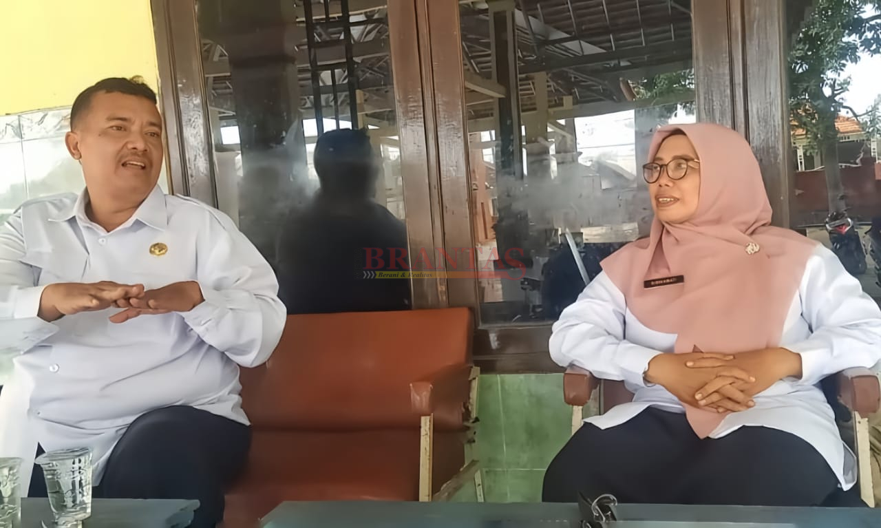 Kepala Desa Kwatu H. Chosim, SH bersama Kepala Sekolah SD Negeri Kwatu Ibu Sisniawati, S.Pd, saat memberikan keterangan kepada wartawan