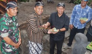 Dandim 0815 MOJOKERTO Letkol Inf. Rully Noriza memberikan potongan tumpeng kepada Camat Pacet Aprianto SE MM didampingi Kades Warugunung Agus Sudarmadji, S.Pd.