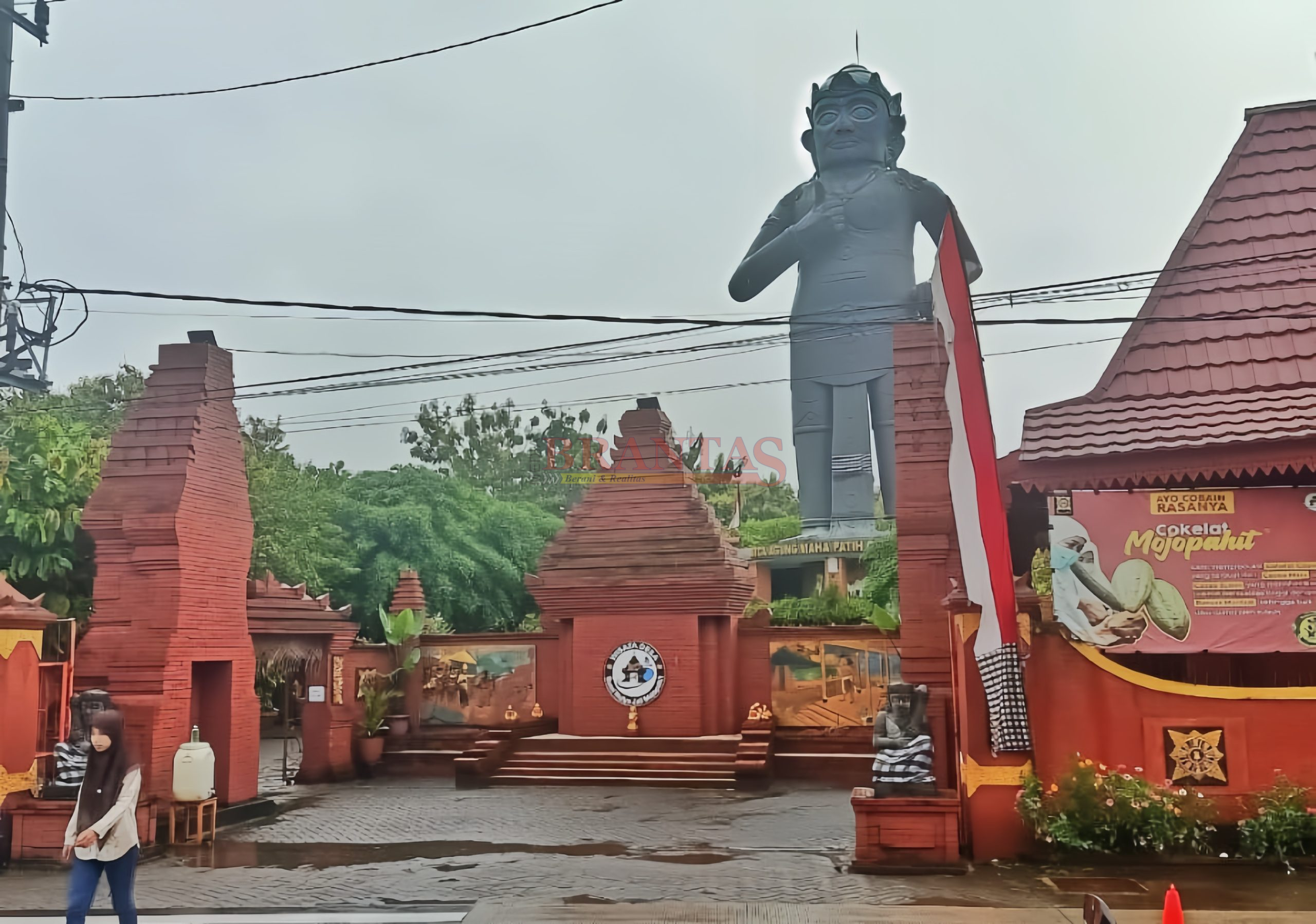 Pintu masuk Lokasi Wisata Desa BMJ Mojopahit Mojokerto berlatar belakang Patung Maha Patih Gajah Mada