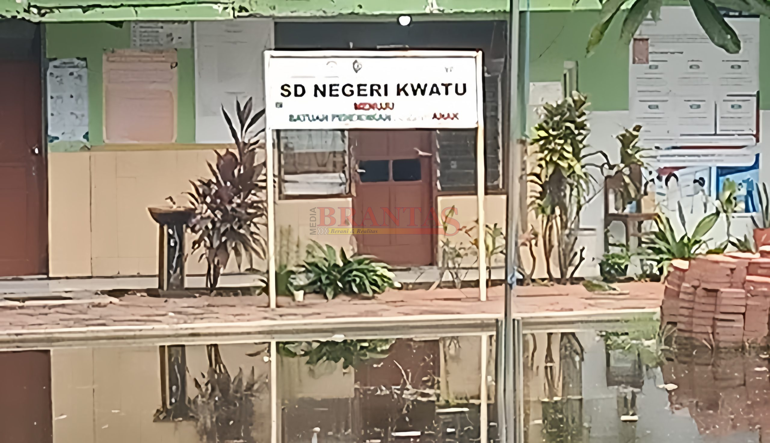 Kondisi Halaman SD Negeri Kwatu yang terendam Air selama satu bulan ini Imbas dari Dibangunnya Waduk Long Storage Kalimati