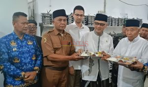 Camat Pacet Aprianto bersama Kades Wiringinrejo Suhartono mendampingi Kyai Asep dan Gus Irfan saat mencanangkan program Makan Gratis di Pondok Pesantren Amanatul ummah Pacet