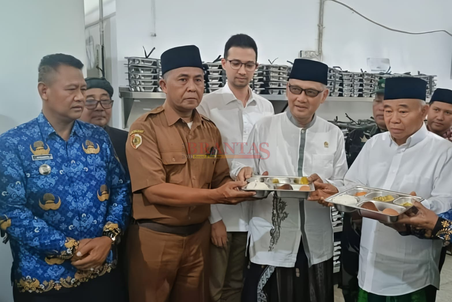 Camat Pacet Aprianto bersama Kades Wiringinrejo Suhartono mendampingi Kyai Asep dan Gus Irfan saat mencanangkan program Makan Gratis di Pondok Pesantren Amanatul ummah Pacet