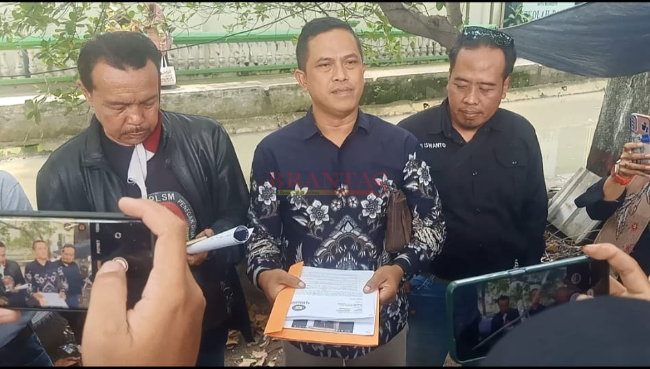 Direktur LKH Barracuda Indonesia Hadi Purwanto SH MH dikawal puluhan wartawan saat memberikan surat Somasi kepada Oknum RM Kepsek MI di Kota Mojokerto