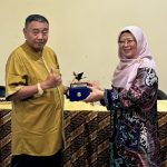 Ketua Asosiasi Kakao Jawa Timur Indonesia Ki Mulyono SH menerima Cendera mata dari Kadisperindag, Koperasi & UMKM Provinsi Kaltim Heni Purwaningsih, S.Si, M.si saat berkunjung ke lokasi Pabrik Cokelat Mojopahit