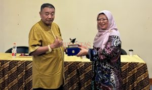 Ketua Asosiasi Kakao Jawa Timur Indonesia Ki Mulyono SH menerima Cendera mata dari Kadisperindag, Koperasi & UMKM Provinsi Kaltim Heni Purwaningsih, S.Si, M.si saat berkunjung ke lokasi Pabrik Cokelat Mojopahit