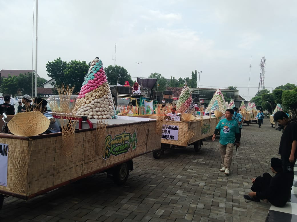 Grebek Gunungan Apem