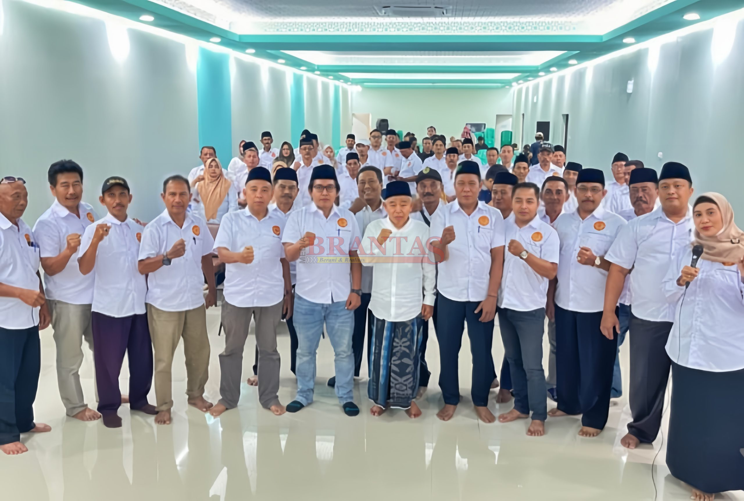 Para Pengurus PKD Kabupaten Mojokerto photo bersama Pengasuh Pondok Pesantren Amanatul ummah Pacet Prof. Dr. KH. Asep Saifuddin Chalim MA