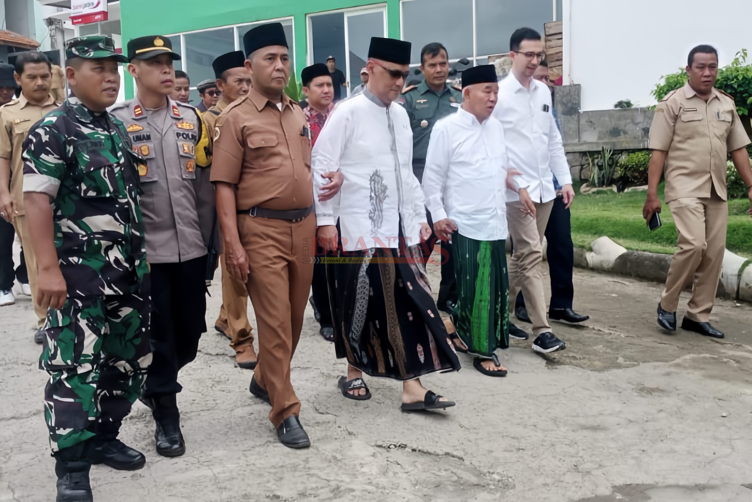 Kapolsek Pacet, Iptu MK Umam, SE, MH, Bersama Kades Wiringinrejo Suhartono mendampingi Gus Irfan dan Kyai Asep Saat berjalan dan Mendukung Program Makan Gratis