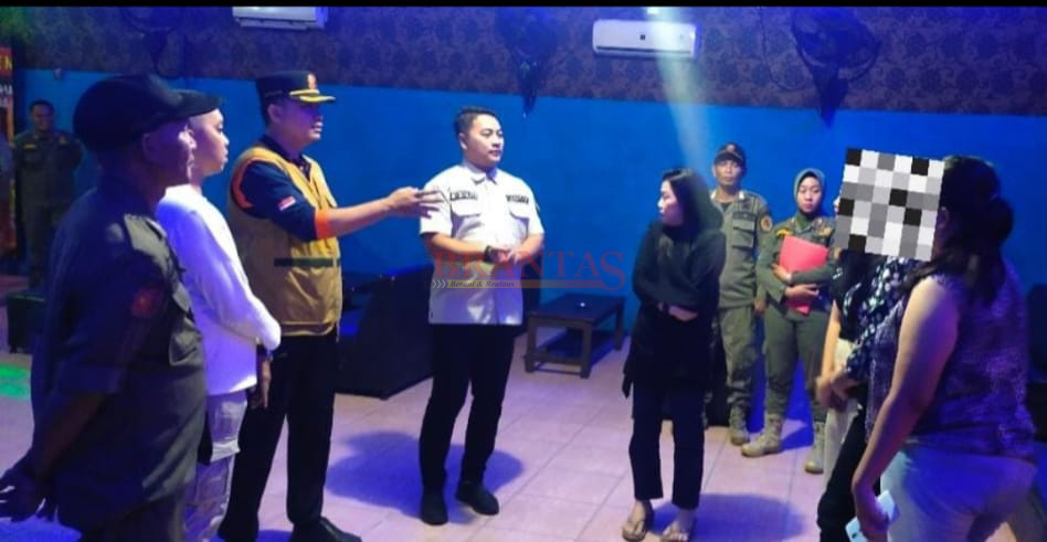 Kabid Tibumtranmas Satpol PP Mahendra mendampingi Anggota DPRD Kabupaten Mojokerto Akhmad Luthfy Ramadhani saat memberikan himbauan