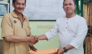 BERAKHIR DAMAI: H.Riha Mustofa Kasek MI di Kota Mojokerto saat menyampaikan Surat Permohonan Maafnya Kepada Hadi Purwanto Direktur LKH Barracuda Indonesia