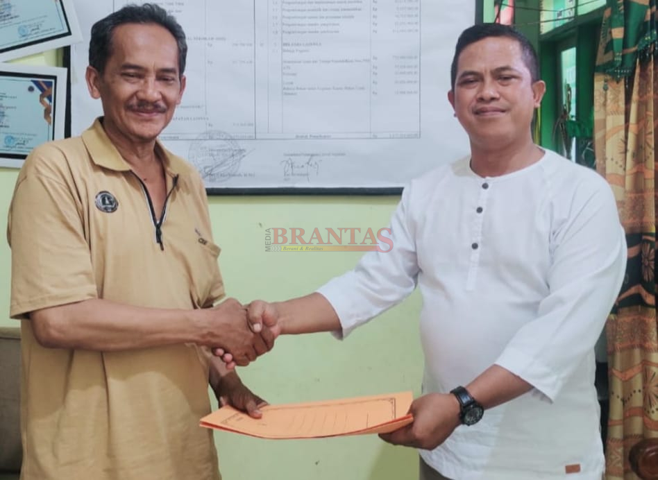 BERAKHIR DAMAI: H.Riha Mustofa Kasek MI di Kota Mojokerto saat menyampaikan Surat Permohonan Maafnya Kepada Hadi Purwanto Direktur LKH Barracuda Indonesia