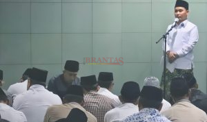 Bupati Mojokerto Dr. H. Muhammad Albara ( Gus Barra ) saat menyampaikan sambutannya pada Tarawih Perdana di Masjid Baiturrahim Pemkab Mojokerto